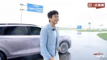 岚图FREE+预售直播贡献名场面！邓超上演雨天飙车，带货杀价强度拉满