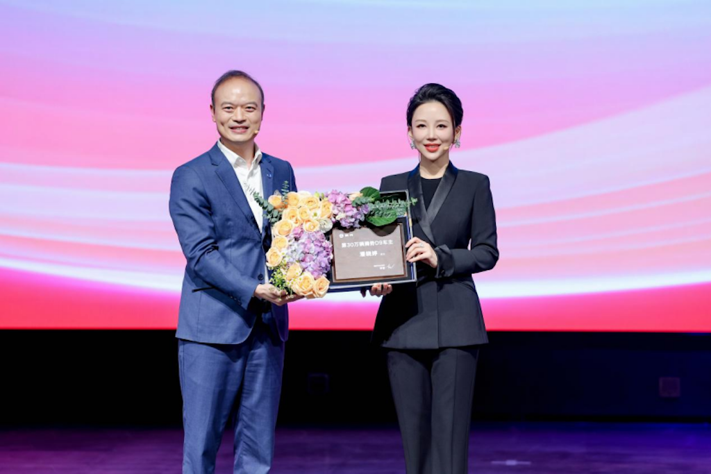 20251202_1764645332630241.png 腾势之夜:“九球天后”潘晓婷成腾势D9第30万辆车主304.png