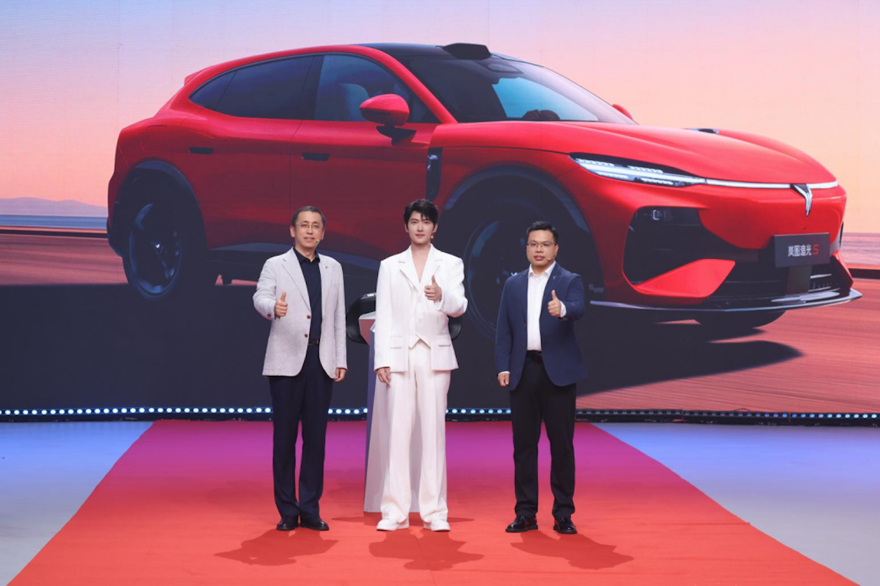 30.99万！岚图追光S正式预售 杨洋当场下订成001号车主8054.png