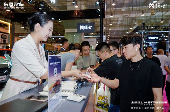 【配图新闻稿】全新猛士M817亮相第25届青岛国际车展,尽展猛士品牌豪华智能越野